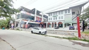 Tempat letak kenderaan sendiri percuma