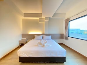 Deluxe Room | Peralatan tempat tidur premium, peti besi dalam bilik