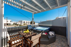 Deluxe Room | Terrace/patio - Aerenia luxury suites (Santorini)