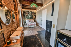 Ropa de cama de alta calidad y minibar con artículos gratuitos 