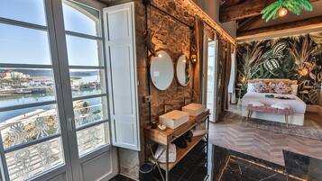 Superior kamer, balkon, uitzicht op zee | 1 slaapkamer, luxe beddengoed, een gratis minibar