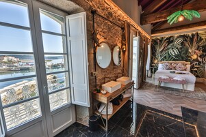 Ropa de cama de alta calidad y minibar con artículos gratuitos 