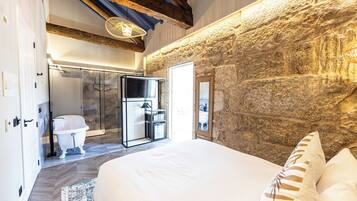 Habitación clásica doble, vistas al jardín | Ropa de cama de alta calidad y minibar con artículos gratuitos