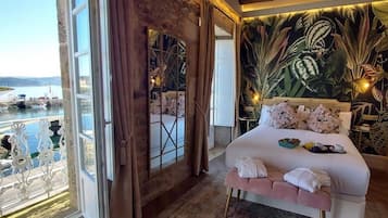 Superior kamer, balkon, uitzicht op zee | Luxe beddengoed, een gratis minibar, individueel gedecoreerd