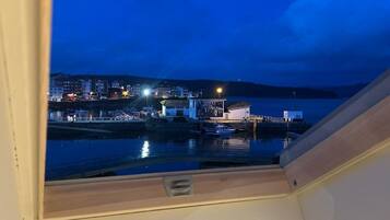 Ropa de cama de alta calidad y minibar con artículos gratuitos