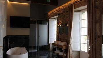 Superior kamer, balkon, uitzicht op zee | Badkamer | Gratis toiletartikelen, een haardroger, handdoeken, zeep