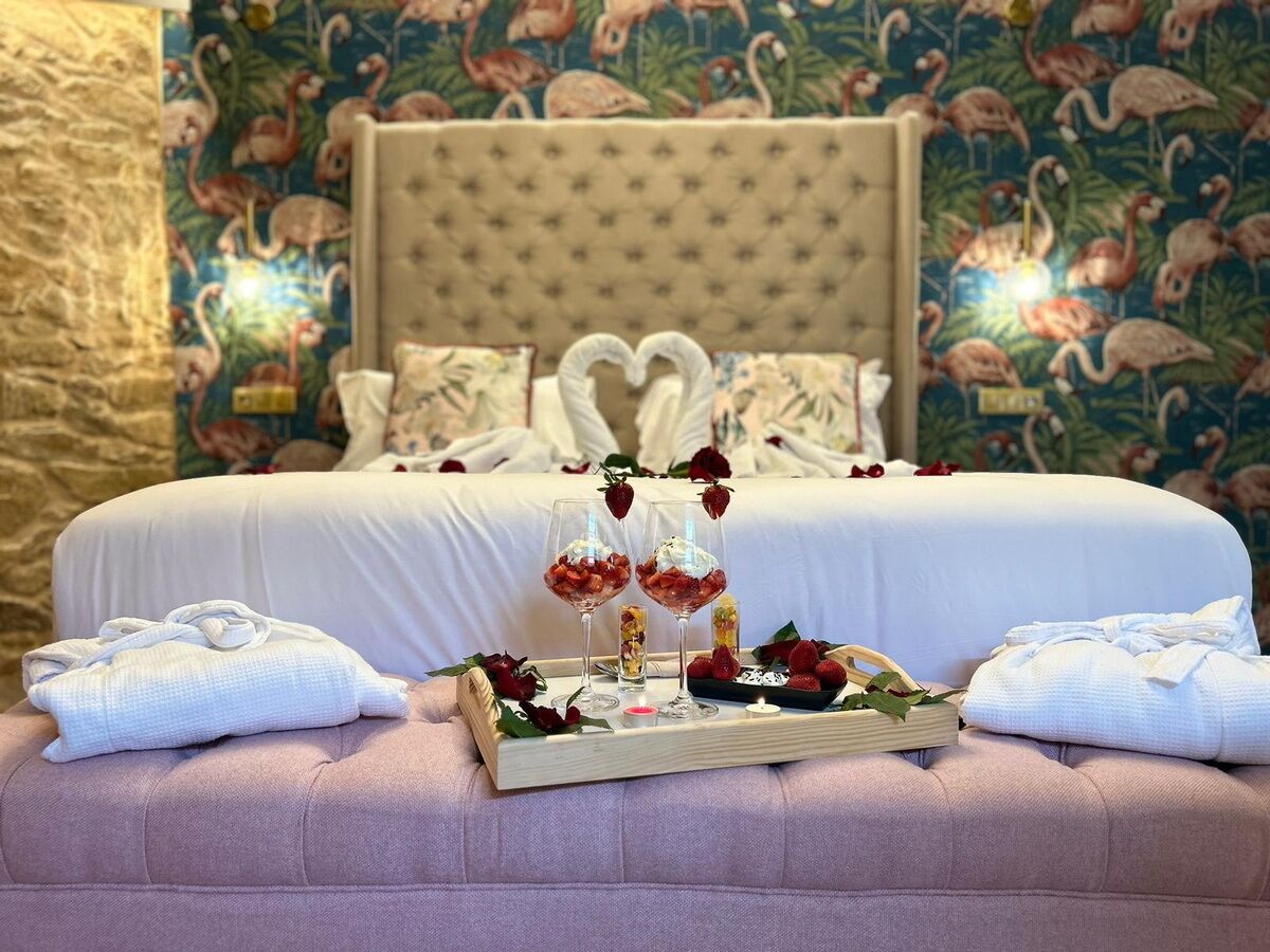 Ropa de cama de alta calidad y minibar con artículos gratuitos 