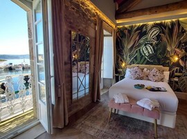 Habitación superior, balcón, vistas al mar | Ropa de cama de alta calidad y minibar con artículos gratuitos