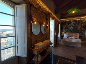 Habitación superior, balcón, vista al mar | Ropa de cama de alta calidad y artículos del minibar gratis 