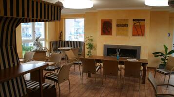 Una sala de estar acogedora con chimenea, mobiliario a rayas y vistas de la ciudad.