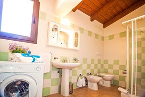 Dusche, Haartrockner, Bidet, Toilettenpapier