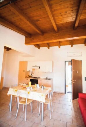 Frigorifero, forno, piano cottura, pentole/stoviglie/utensili