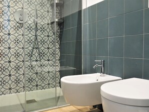 Douche, sèche-cheveux, bidet, serviettes fournies