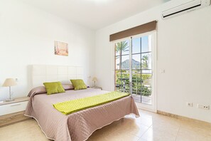 3 chambres, fer et planche à repasser, lit de bébé portatif
