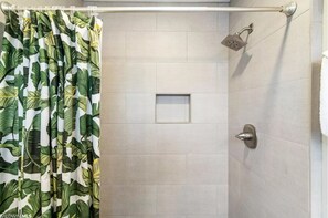 Een douche, een haardroger, handdoeken