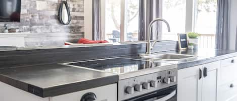 Réfrigérateur, four à micro-ondes, un four, surface de cuisson