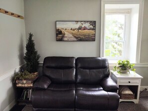 Books, computer monitors - Historic Farmhouse on 44 acres (Ephrata)