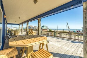 Outdoor dining - Nauti by Nature, steps to the sand, dog friendly, sleeps 18 (Bolivar Peninsula)