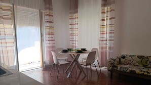 Un espace repas comprenant une table, des chaises et un canapé.