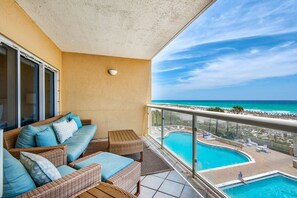 A heated pool - 🏝️Beautiful Beachfront Views-2BR Emerald Isle 206 (Pensacola Beach)