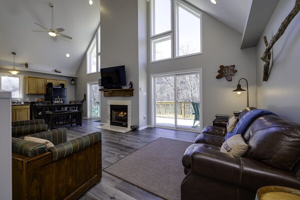 Una Smart TV, una chimenea, un reproductor de DVD