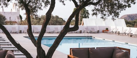 Una piscina al aire libre de temporada