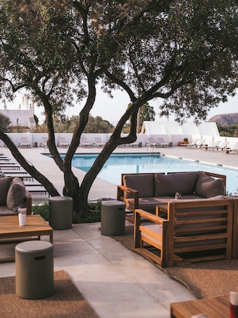 Una piscina al aire libre de temporada