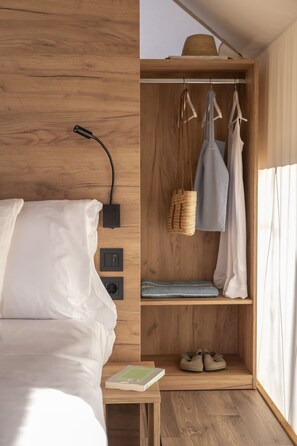 Tienda de campaña romántica | Camas con efecto memoria, wifi gratis y ropa de cama 