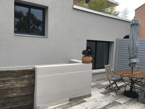 Outdoor dining - Maisonnette T3 terrace, 5 mn from the port and Super U, 10 mn walk from the beach (Cassis)