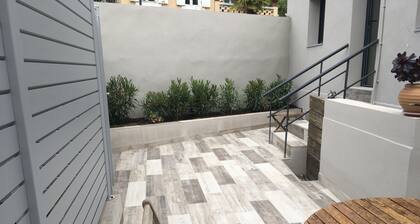 Maisonnette T3 terrace, 5 mn from the port and Super U, 10 mn walk from the beach