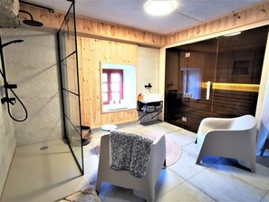 Suihku, hiustenkuivaaja, pyyhkeet, saippua