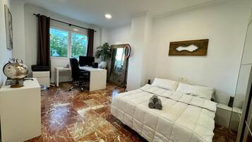 3 chambres, bureau, fer et planche Ă repasser, lit parapluie