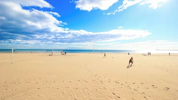 Ligstoelen aan het strand
