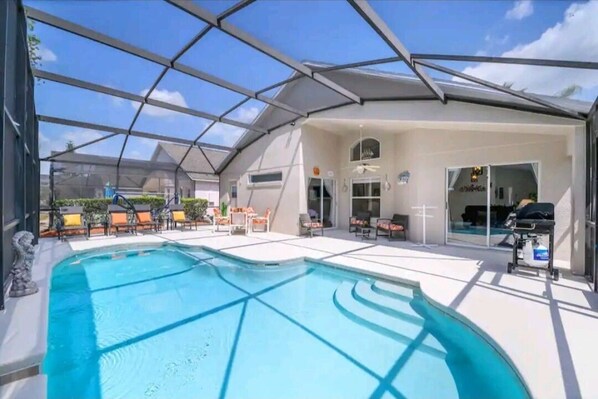 Outdoor pool, a heated pool - Fabulous, Quiet Family Resort Vacation Home, South Facing Pool, Disney, SeaWorld (Kissimmee)