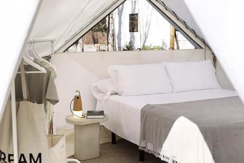 Romantic Cabin | Premium bedding, free WiFi, bed sheets