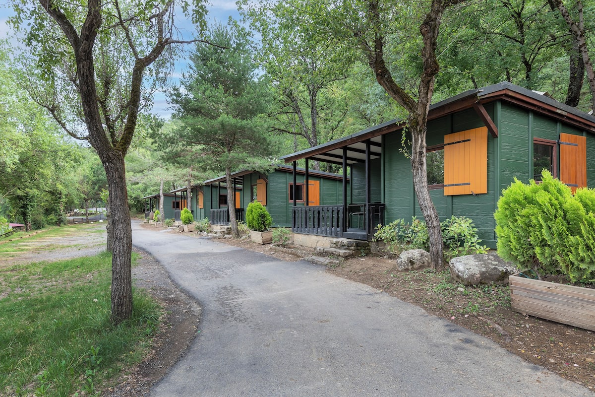Romantic Bungalow | 2 bedrooms, premium bedding, free WiFi, bed sheets