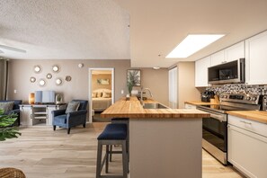 Fridge, cookware/dishes/utensils - Stylish 2/2 pool/gym/tennis/hot tub (Key West)