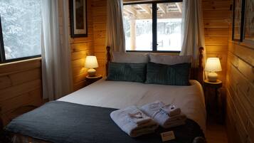 2 bedrooms, desk, iron/ironing board, travel crib