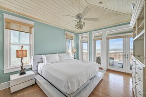 4 slaapkamers, een strijkplank/strijkijzer, gratis wifi, beddengoed