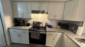 Kylskåp, mikrovågsugn, ugn och spishäll