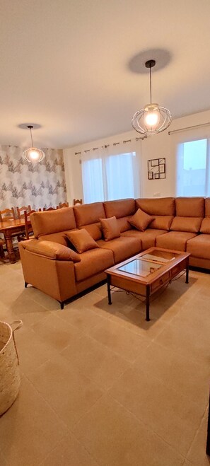 Smart TV, chimenea, futbolito