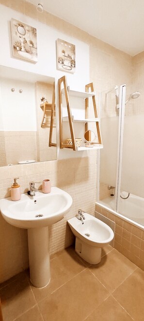 Douche, serviettes fournies, papier toilette