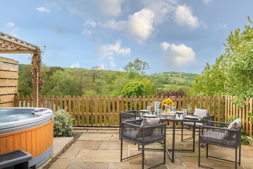 Lovely 2 Bedroom Countryside Hot Tub Retreat