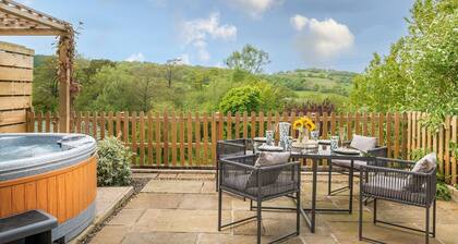 Lovely 2 Bedroom Countryside Hot Tub Retreat