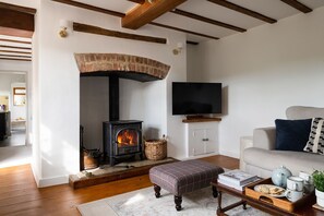 TV - Lovely 2 Bedroom Countryside Hot Tub Retreat (Snailbeach)