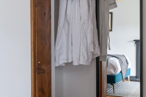 2 bedrooms, iron/ironing board, Internet, bed sheets