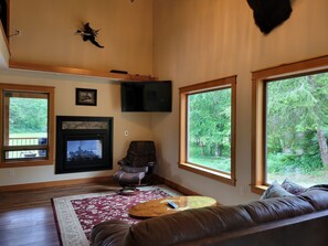 Smart TV, fireplace - REMOTE HUMPTULIPS RIVER CABIN! (Hoquiam)