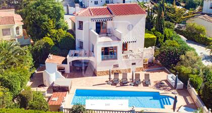 Traumhafte Villa mit Meerblick, viel Ruhe, großer Pool, in Strandnähe