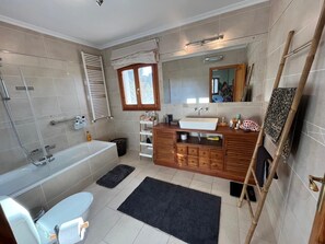 Bruser, hårtørrer, håndklæder