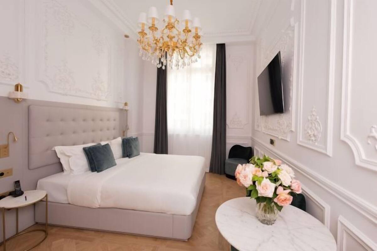 Premium bedding, in-room safe, desk, laptop workspace